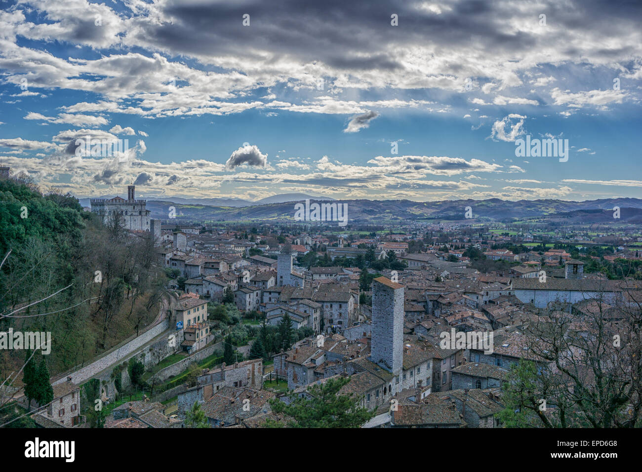 La petite ville de Gubbio avec la consoli's Palace, ciel bleu avec des nuages, de l'Ombrie, Italie Banque D'Images