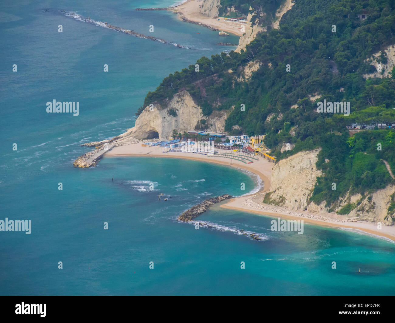Vue aérienne de la plage) près de la ville de Sirolo, Conero NP, Marches, Italie Banque D'Images