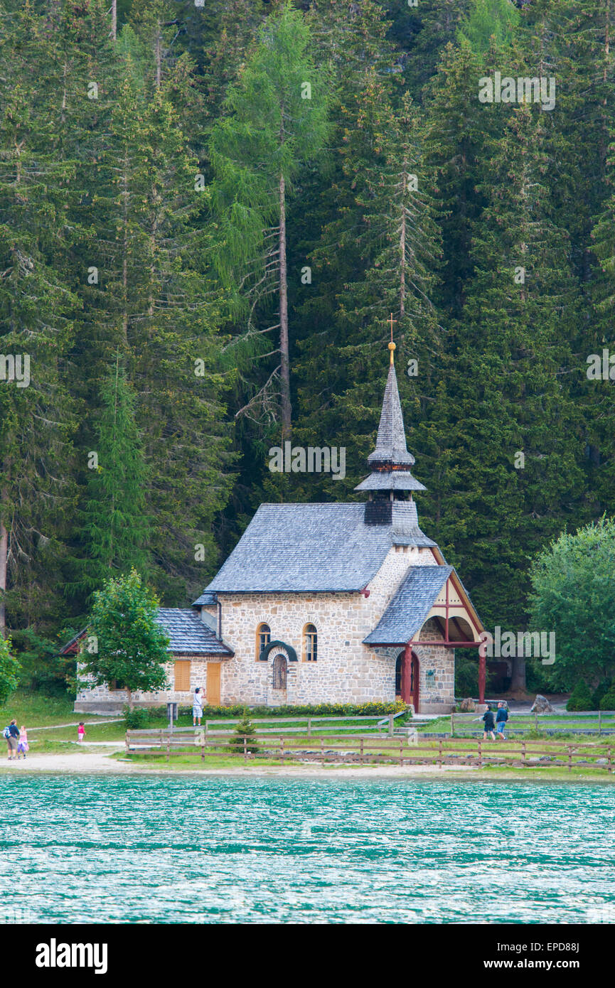 Petite église sur la rive du lac de Braies, Dolomites, Trentin, Italie Banque D'Images