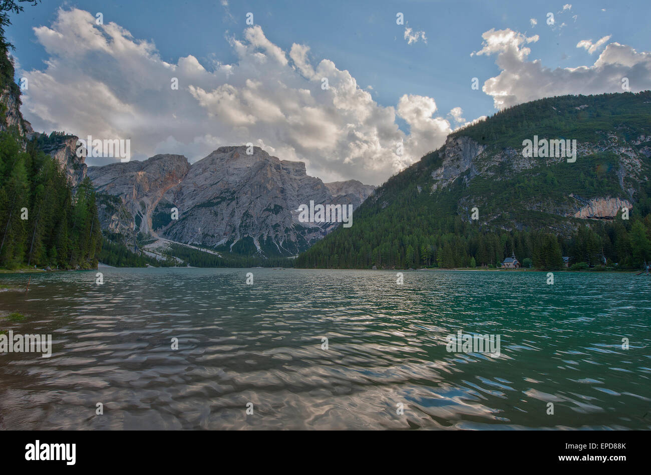 Braies lac au coucher du soleil en été, ciel bleu avec des nuages, Dolomites, Trentin, Italie Banque D'Images