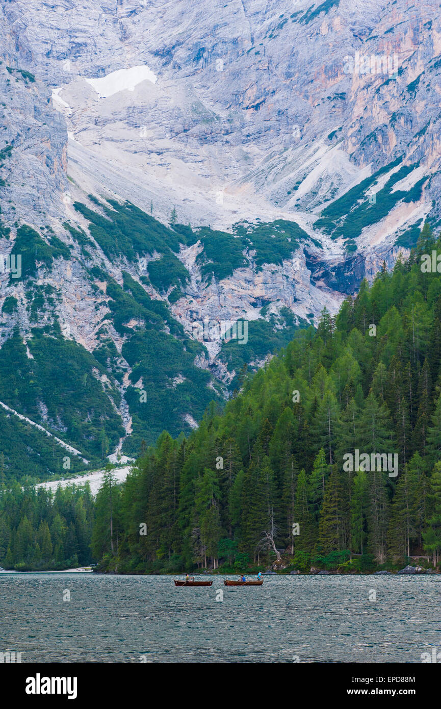 Deux canoas sur le lac Braies en été, Dolomites, Trentin, Italie Banque D'Images