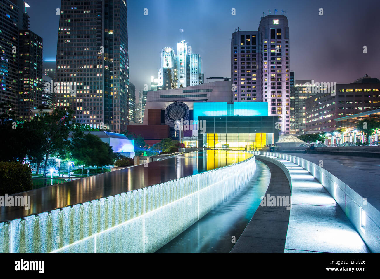 Fontaines et bâtiments à la nuit, à des Jardins Yerba Buena, à San Francisco, Californie. Banque D'Images