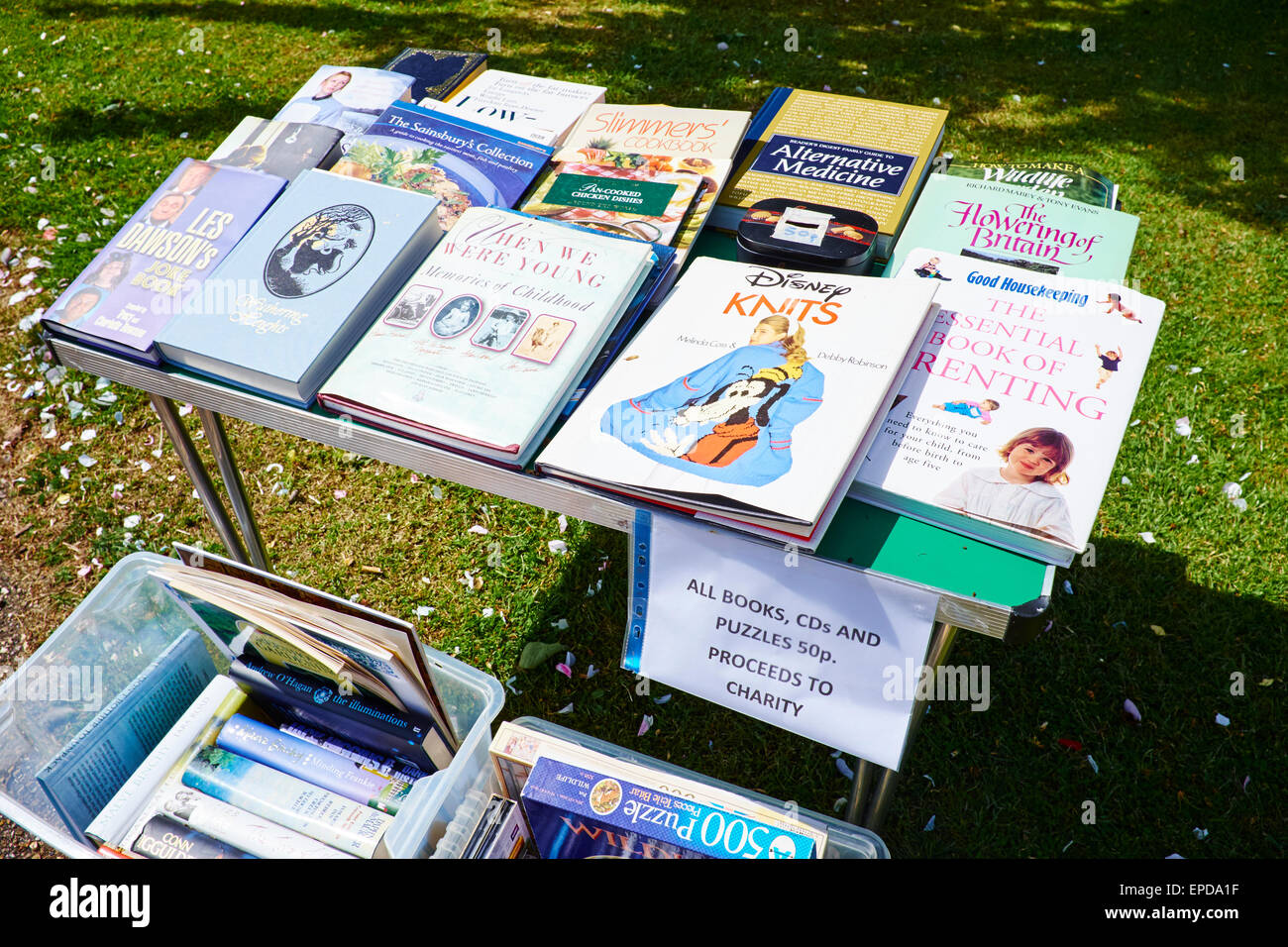 Livres en vente sur une table dans la propriété de l'église paroissiale de Saint Swithun High Street Sandy Bedfordshire UK Banque D'Images