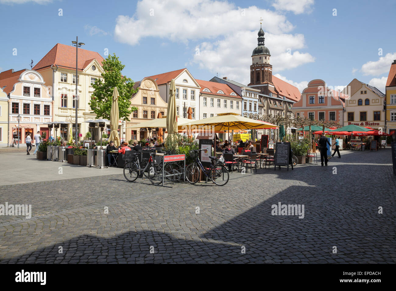 Altmarkt, Cottbus, Brandebourg, Allemagne avec les gens assis dehors à cafés Banque D'Images