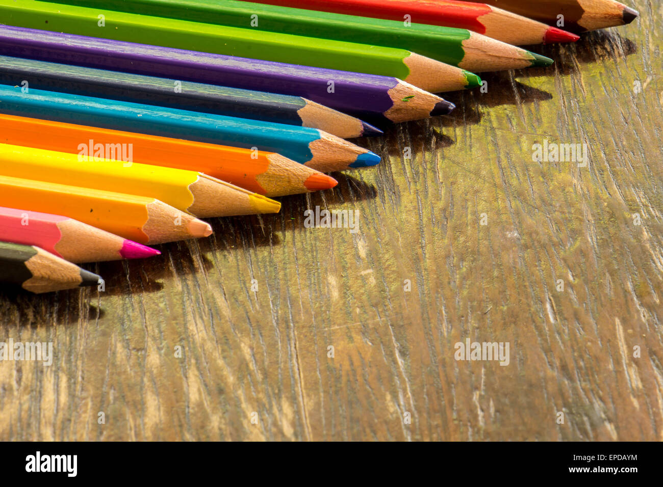 Trier les revêtements de crayons, couleurs vives, rouge, jaune, noir, orange et vert. Banque D'Images