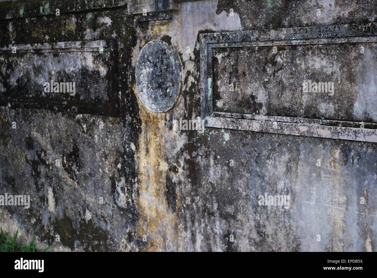 Mur délabré rustique au tombeau et les jardins de l'empereur Tu Duc à Hue, Vietnam. Banque D'Images