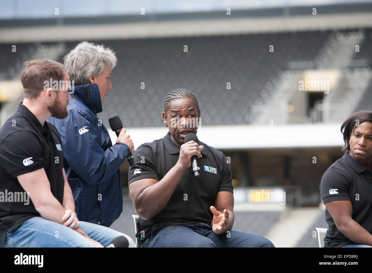 John Inverdale, présentateur de TVI interviews Serge Betsen à Milton Keynes Stadium Banque D'Images