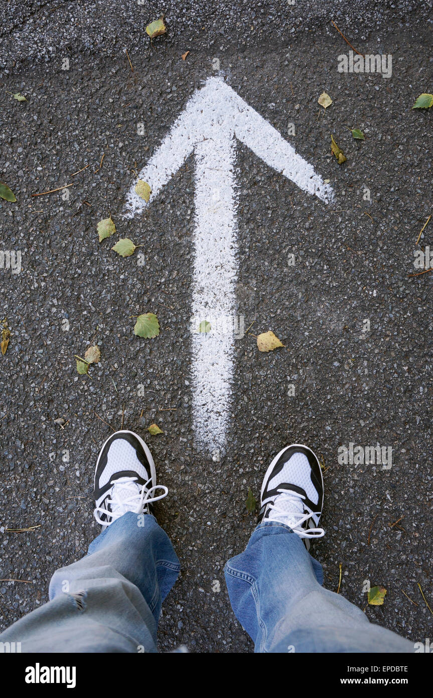 En regardant le sol avec la flèche Banque D'Images