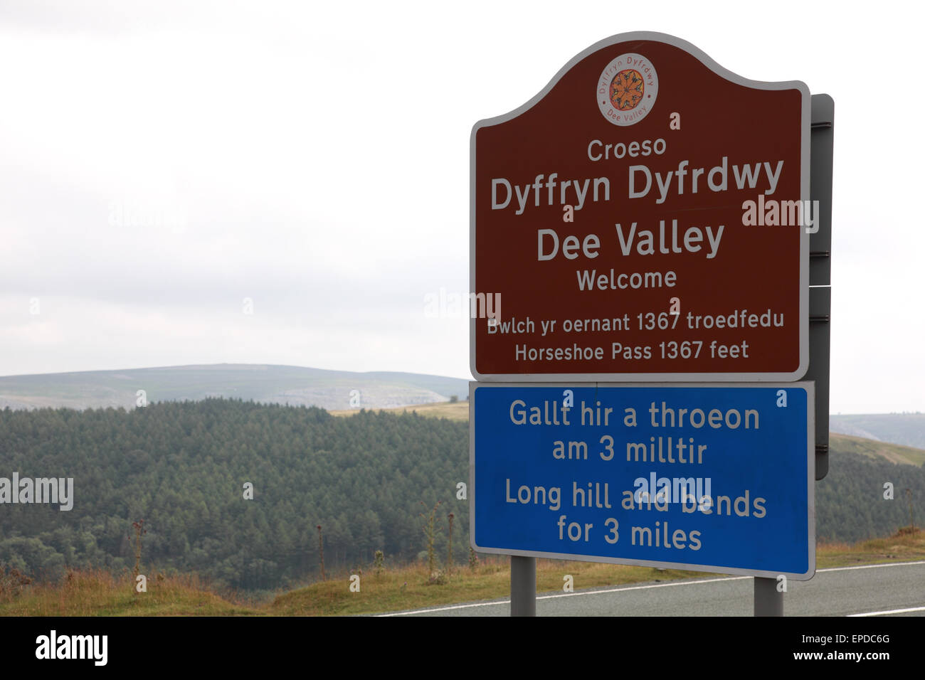 Inscrivez-vous sur la vallée de la Dee sur l'A542 road, au sommet du fer à cheval passent près de Llangollen, nord du Pays de Galles Banque D'Images