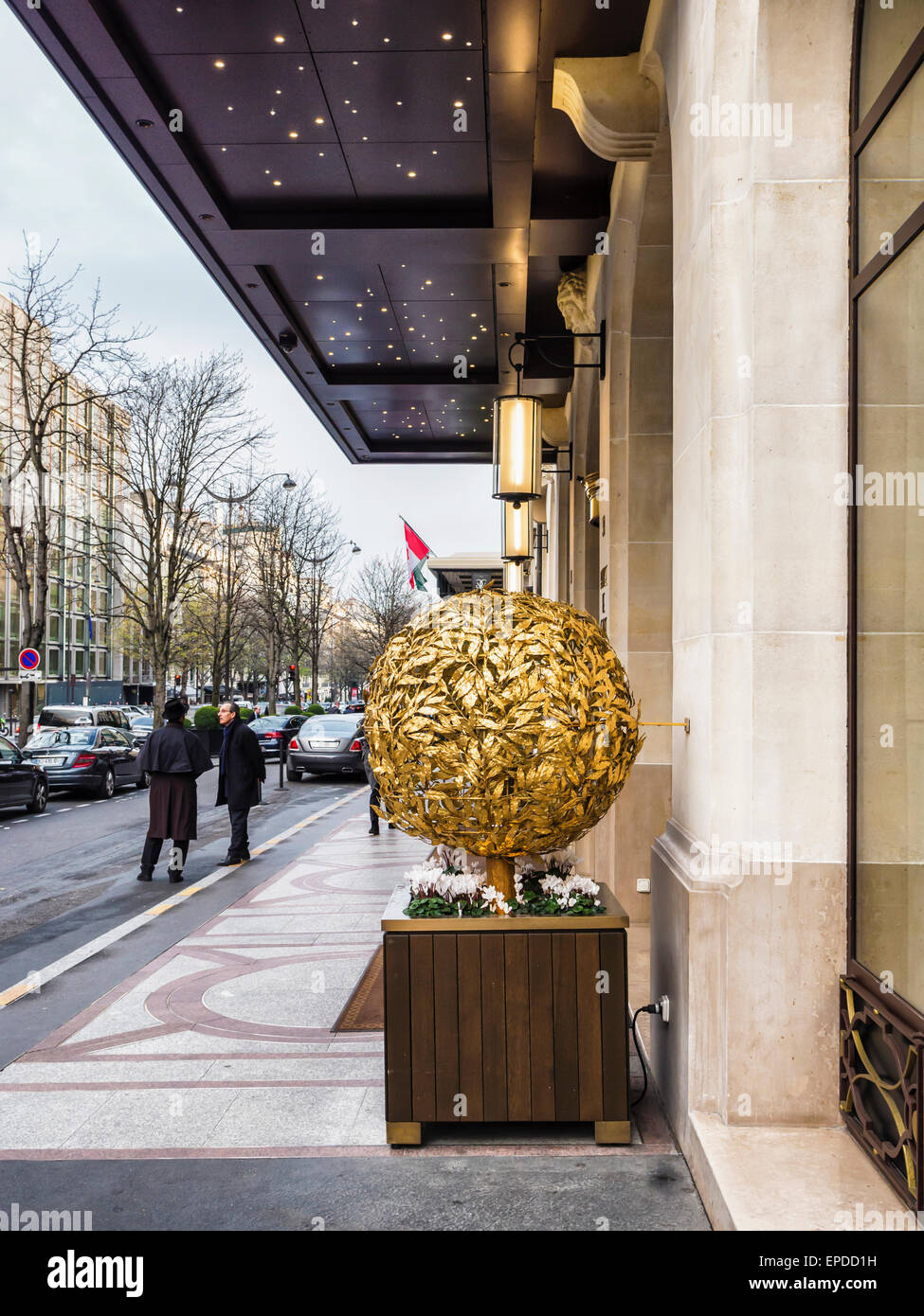 Four Seasons Hotel George V, le légendaire hôtel de luxe 5 étoiles à l'extérieur, Paris Banque D'Images