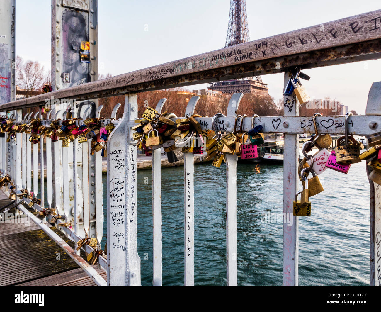 L'amour des verrous sur la passerelle Debilly Paris voûté fer passerelle sur la Seine Banque D'Images
