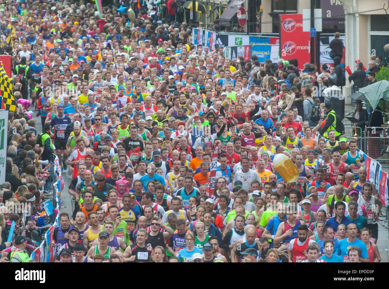 Les coureurs de marathon courir passé le Cutty Sark, Greenwich Banque D'Images