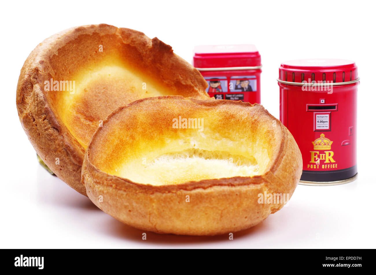 Yorkshire puddings moelleux et doré sur fond blanc Banque D'Images