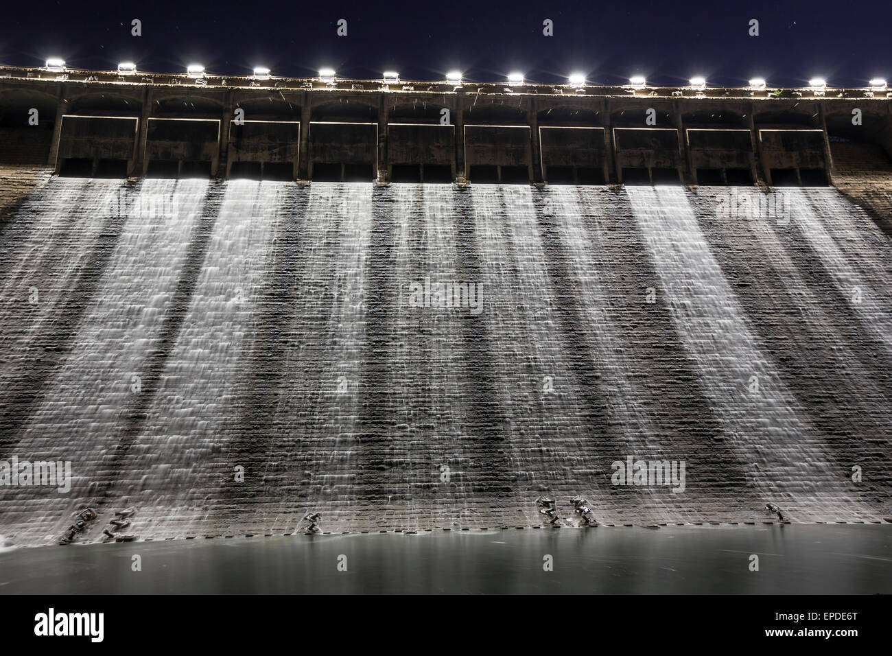 L'électricité de Hydro au crépuscule Banque D'Images