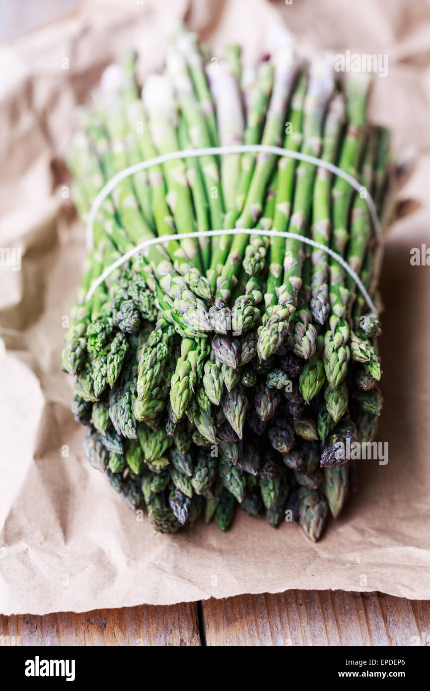 Bouquet d'asperges fraîches sur papier Banque D'Images