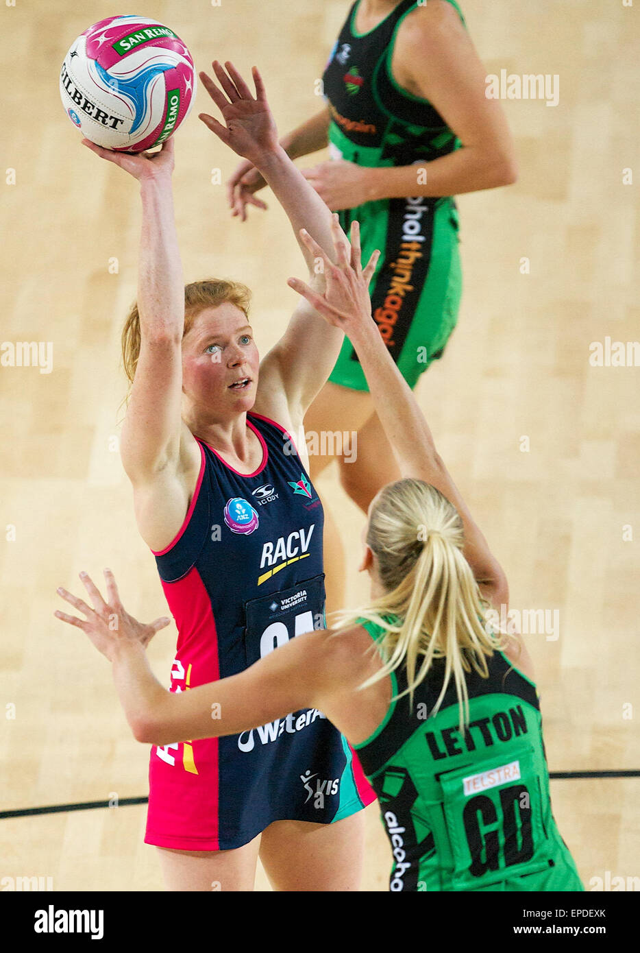 17 mai 2015 - Melbourne, Victoria, Australie - TEGAN PHILIP du Melbourne Vixens pousses pour but durant le championnat ANZ 2015 entre le Melbourne Vixens et la côte ouest de la fièvre à Margaret Court Arena. Le Melbourne Vixens battre la côte ouest africaine 56-48 (crédit Image : © Tom Griffiths/Zuma sur le fil) Banque D'Images