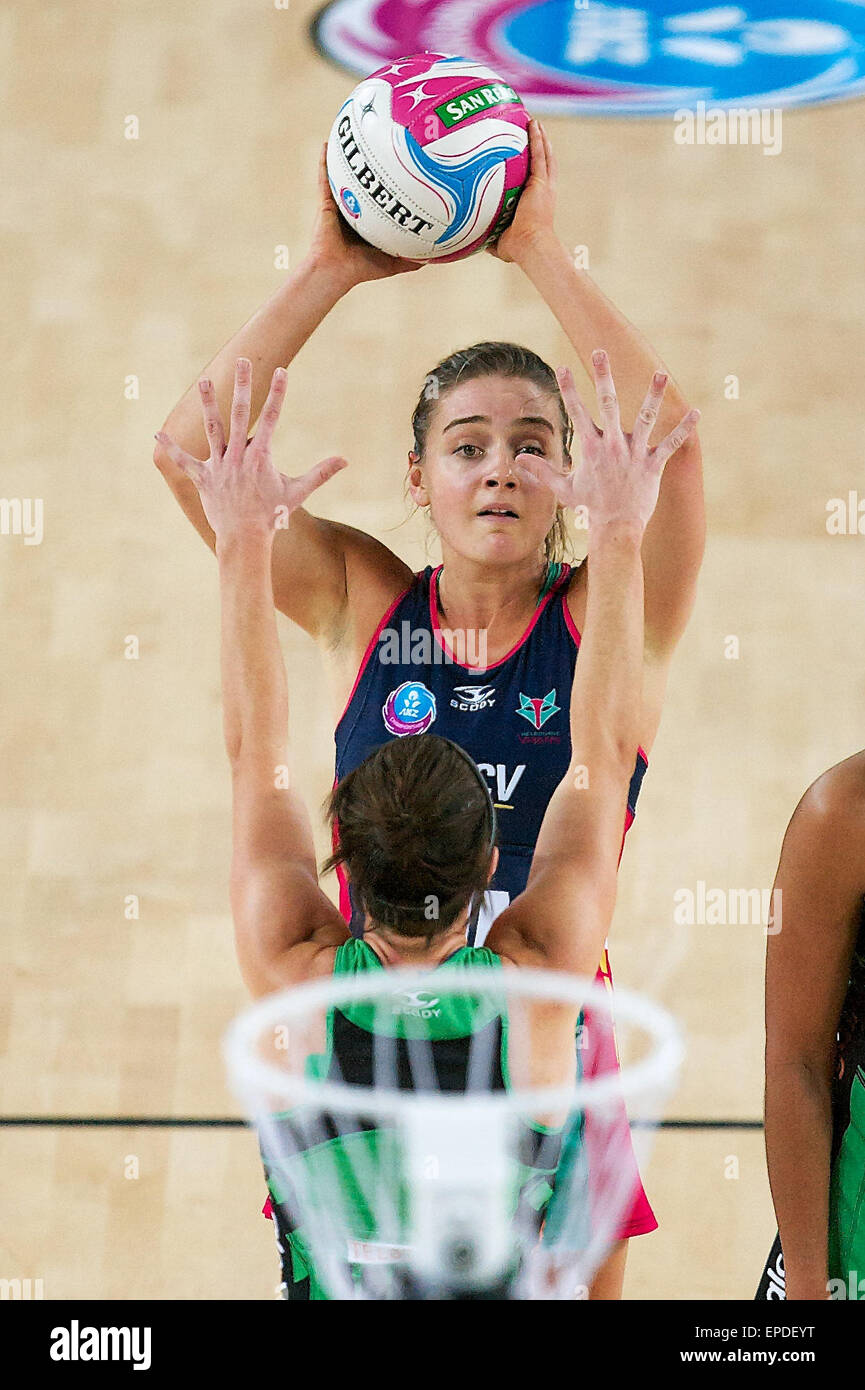 17 mai 2015 - Melbourne, Victoria, Australie - LIZ WATSON du Melbourne Vixens pousses pour but durant le championnat ANZ 2015 entre le Melbourne Vixens et la côte ouest de la fièvre à Margaret Court Arena. Le Melbourne Vixens battre la côte ouest africaine 56-48 (crédit Image : © Tom Griffiths/Zuma sur le fil) Banque D'Images
