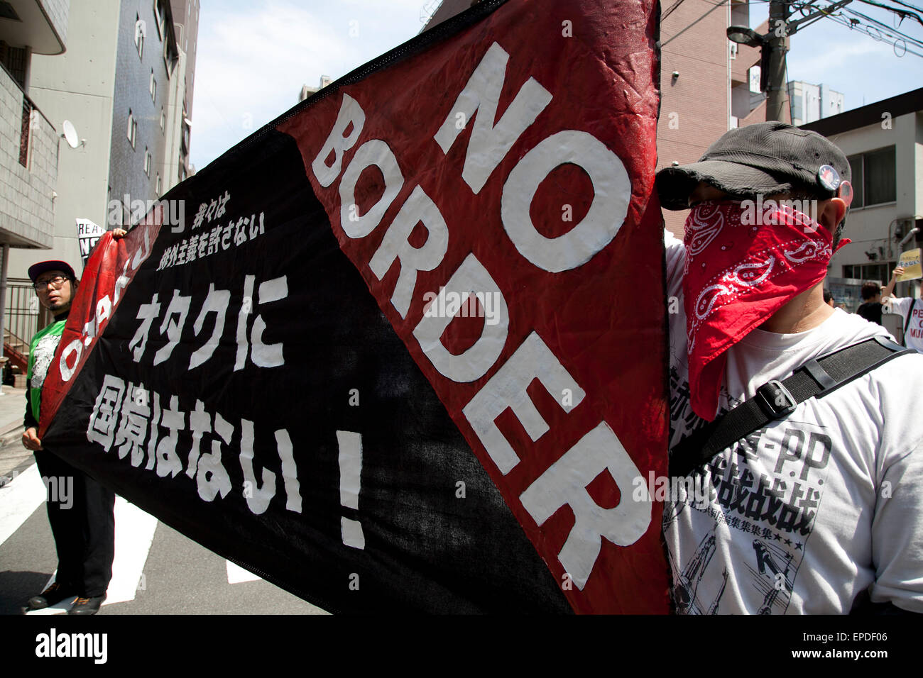 Tokyo, Japon. 17 mai, 2015. Anti-racistes en conflit avec les membres de l'OSBL Hôjin Tôkyô Gaikokujin Hanzai Tsuiho Annuler (le Mouvement pour l'élimination des crimes commis par des étrangers) dans le quartier d'Akihabara, le 17 mai 2015, Tokyo, Japon. Plus d'une centaine d'anti-racistes ont protesté contre un rassemblement organisé par l'aile droite NPO tenue le 17 mai autour de la rue d'Akihabara. Credit : AFLO Co.,Ltd/Alamy Live News Banque D'Images