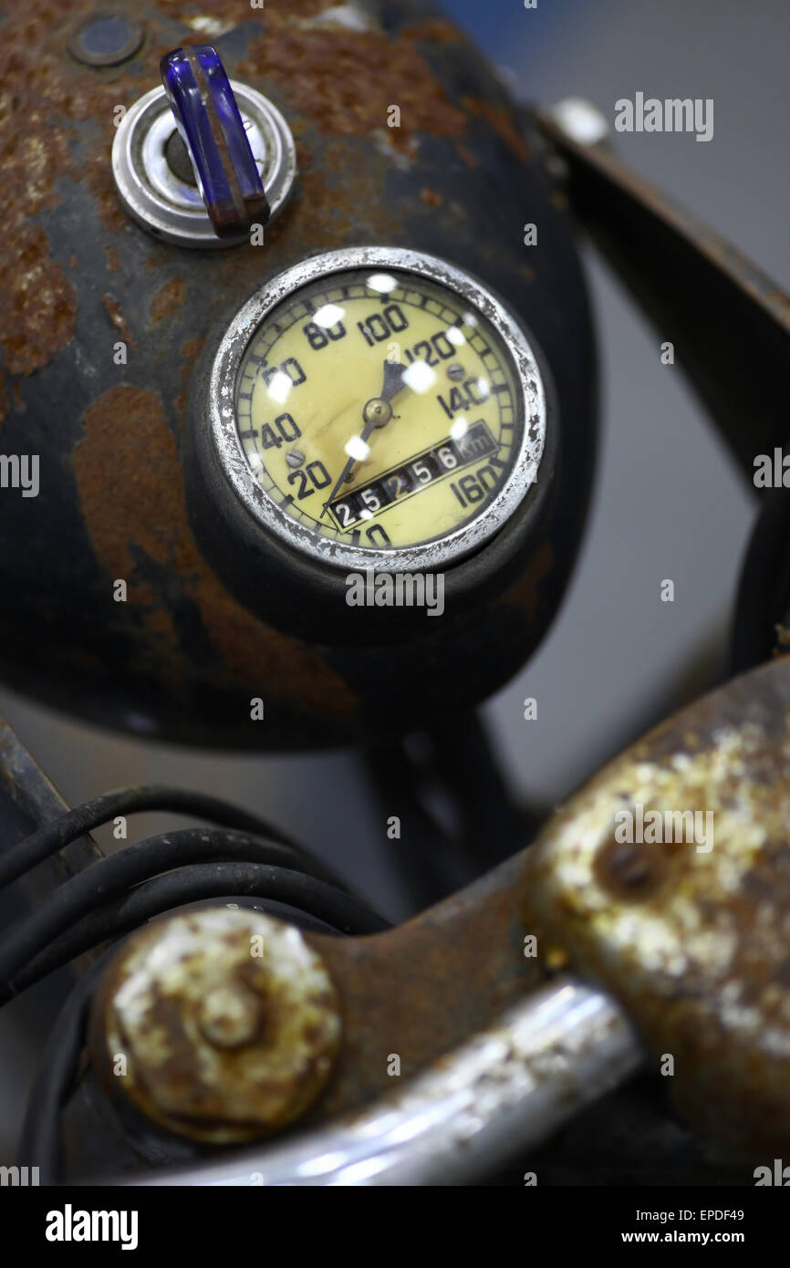 Détails des couleurs avec le compteur d'une moto. Banque D'Images