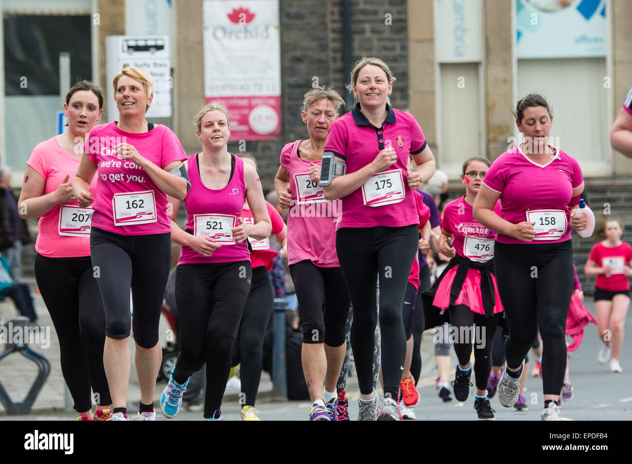 Aberystwyth, Pays de Galles, Royaume-Uni. 17 mai, 2015. 1900 Les femmes et filles de tous âges participant à la recherche sur le cancer annuel de collecte de fonds de bienfaisance pour la vie de course fun run de plus de 5k et 10k autour de cours d'Aberystwyth. Photo © Crédit : Keith morris / Alamy Live News Banque D'Images