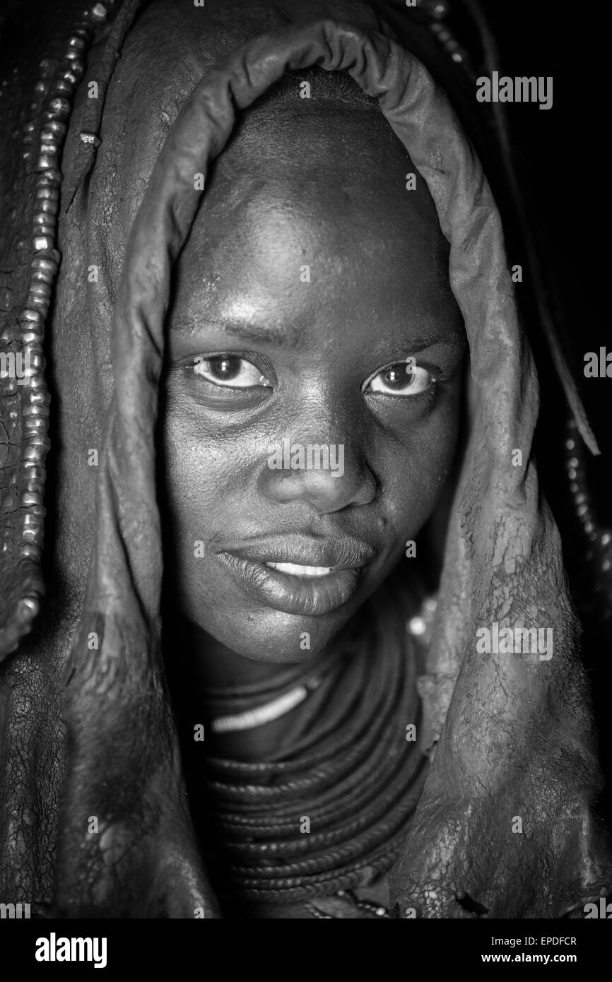 Le portrait d'une femme Himba, la Namibie. Banque D'Images