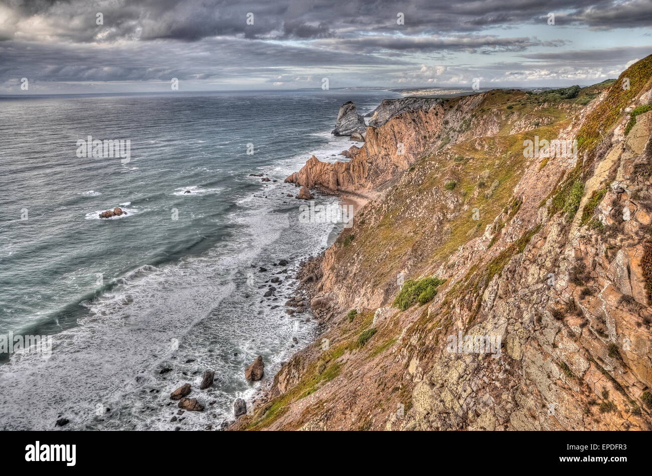 Falaises de roche par la mer (Portugal) Banque D'Images