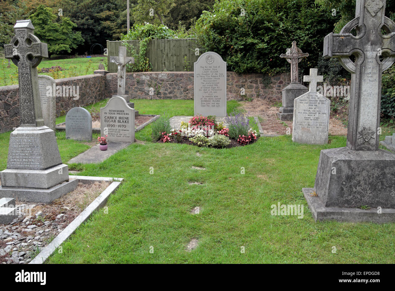 La tombe du compositeur Sir Edward Elgar à St Wulstan Église catholique du cimetière, peu de Malvern, Worcestershire, Royaume-Uni Banque D'Images