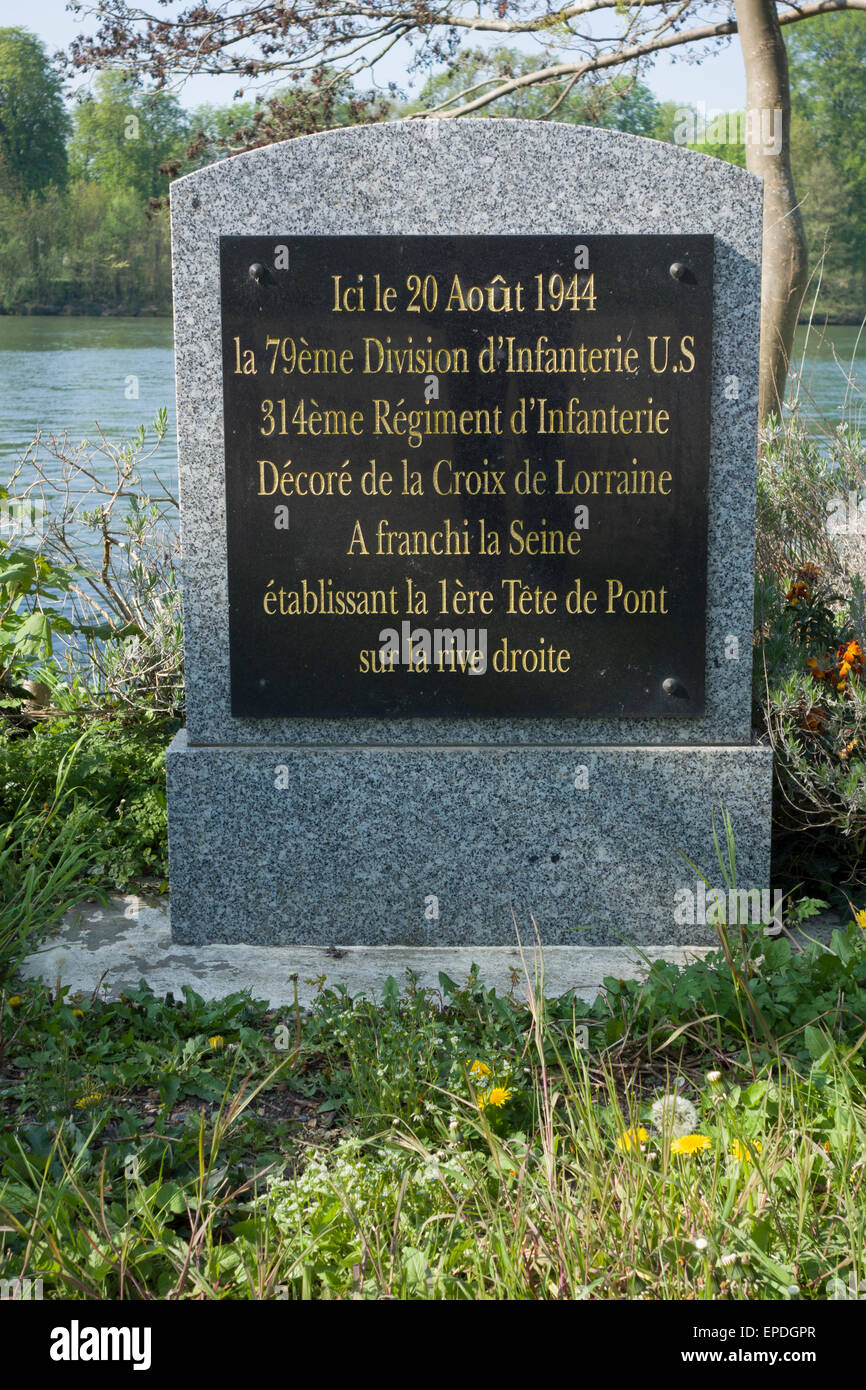 War Memorial (WW2) à Guernes, Yvelines, France, marquant l'endroit où l'armée américaine a traversé la Seine en août 1944 Banque D'Images