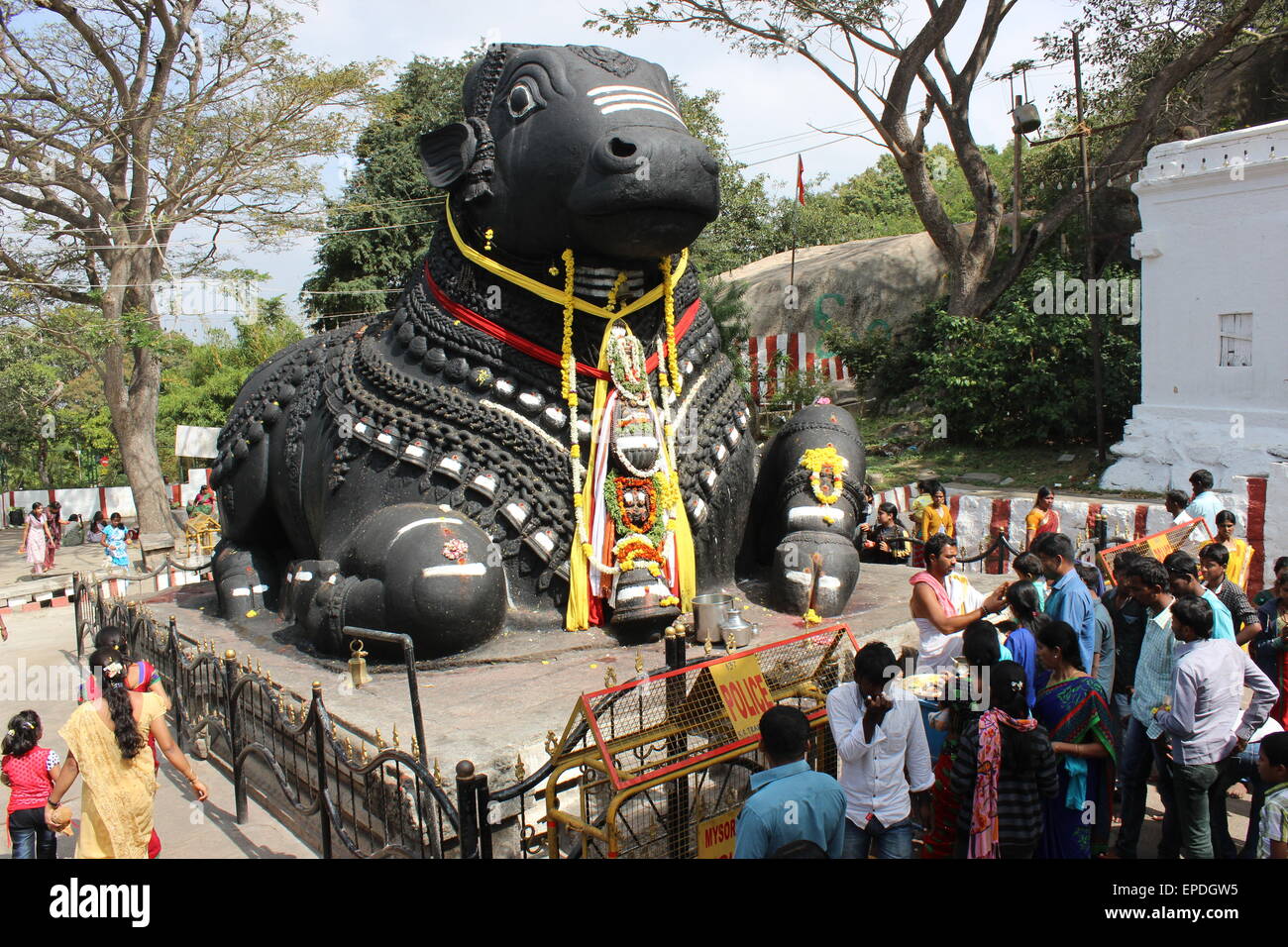 Le temple et la Cité de pèlerinage de Chamundi Hill, Mysore. Le Nandi