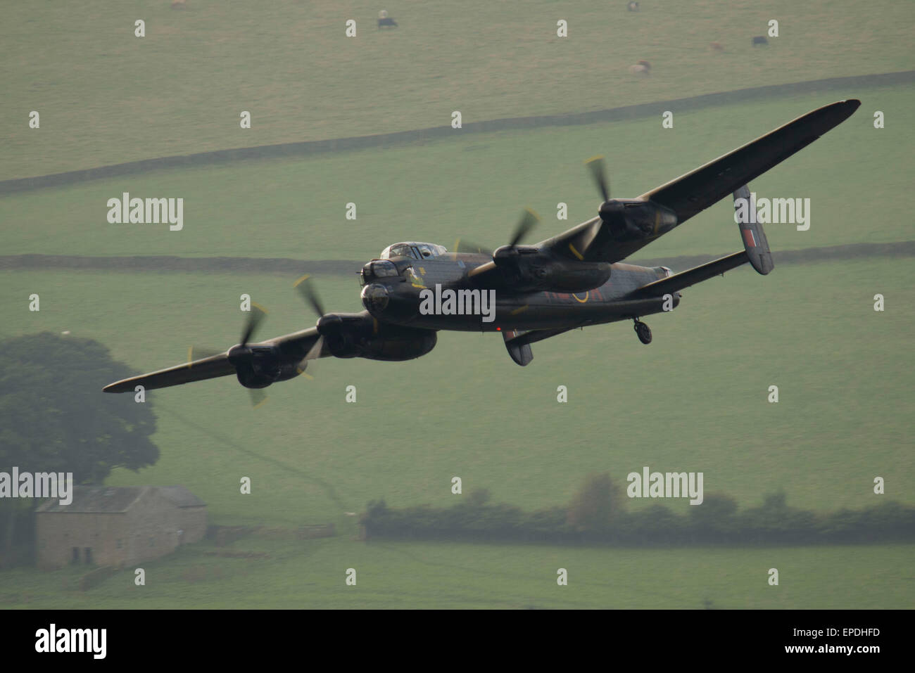 L'on voit ici est l'Avro Lancaster Bomber voyage au cours d'un survol du Ladybower Reservoir dans la vallée de la Derwent. Banque D'Images