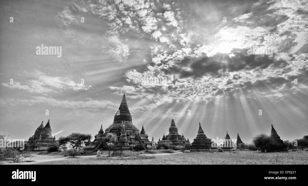 Anciens temples de Bagan, Myanmar au soleil. Banque D'Images