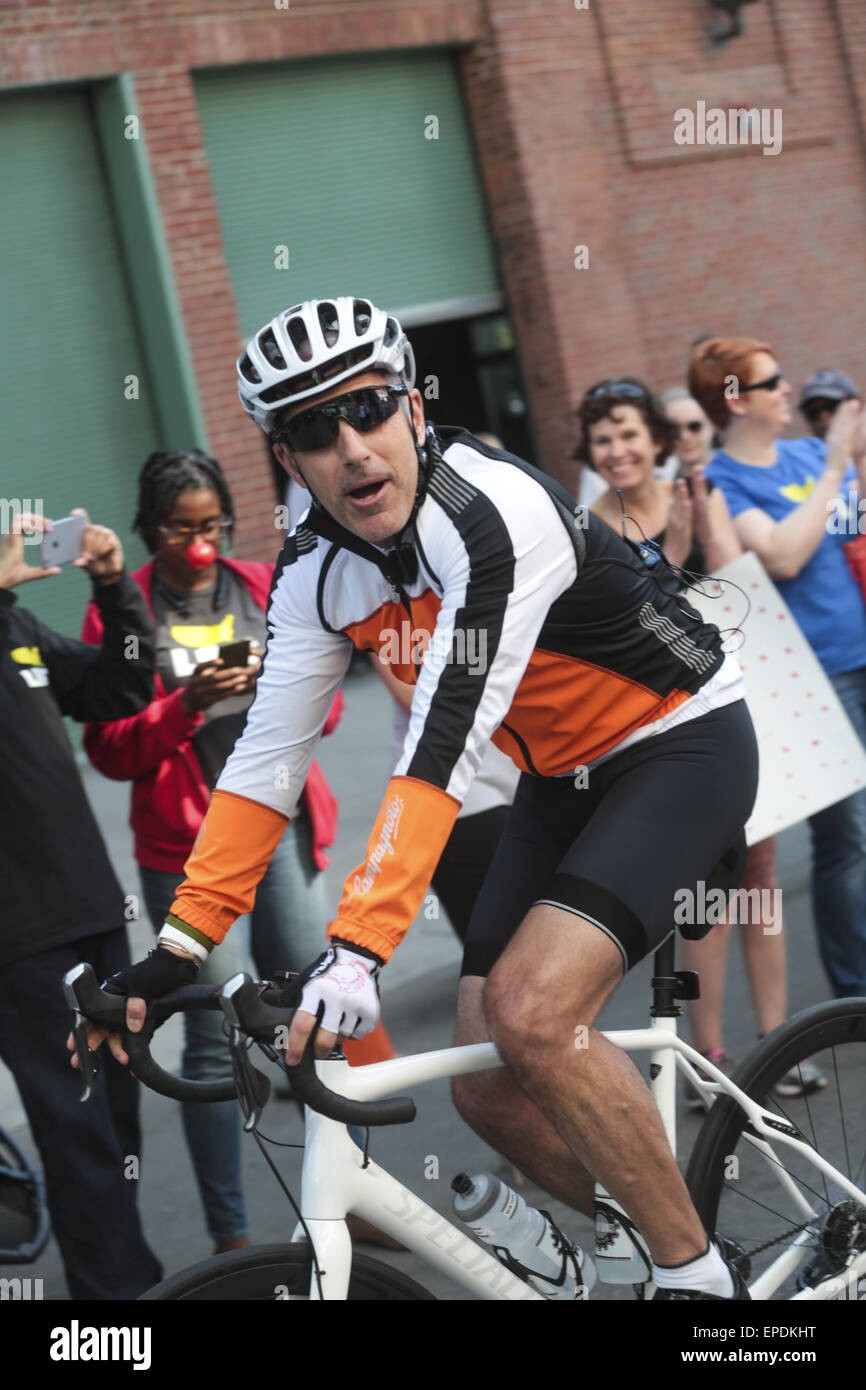 Boston, Massachusetts, USA. 17 mai, 2015. Le NBC Today Show host Matt Lauer débute ses 230 km à vélo, de Boston à New York City à Fenway Park à Boston, Massachusetts. Le nez rouge Ride fait partie de la tradition britannique, Nez Rouge Jour qui aident à recueillir des fonds pour les enfants dans le besoin. © Nicolas Czarnecki/ZUMA/Alamy Fil Live News Banque D'Images