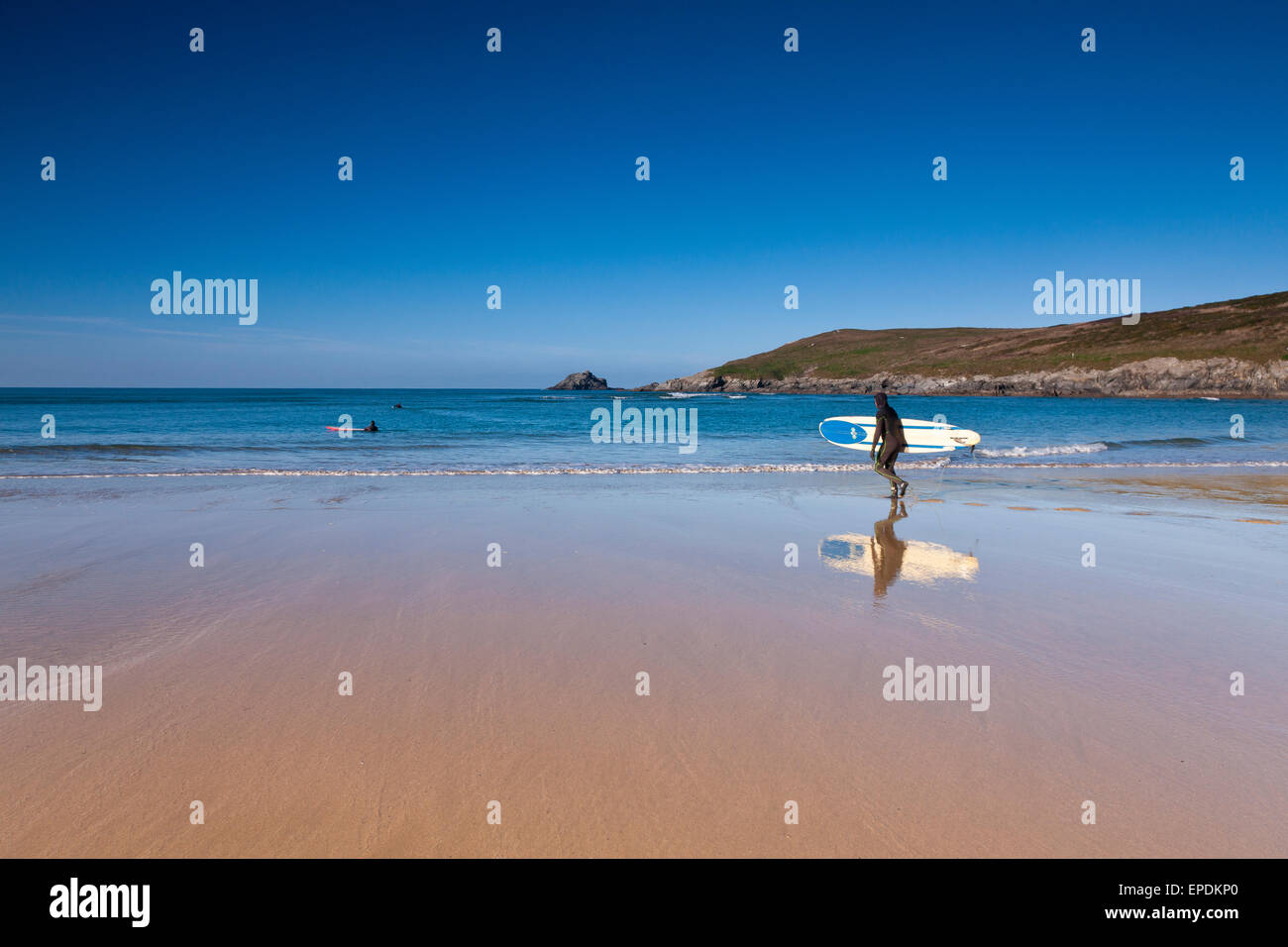 Surfeurs de Crantock Beach, Newquay, Cornwall, Angleterre du Sud-Ouest, Royaume-Uni Banque D'Images