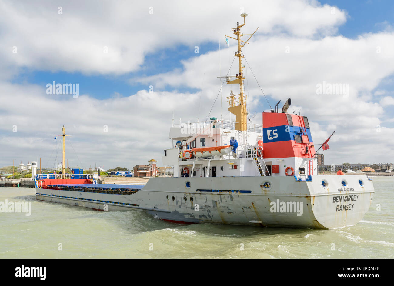 Ben Varrey cargo venant dans la rivière Arun estuaire à Littlehampton, West Sussex, Angleterre, Royaume-Uni. Banque D'Images