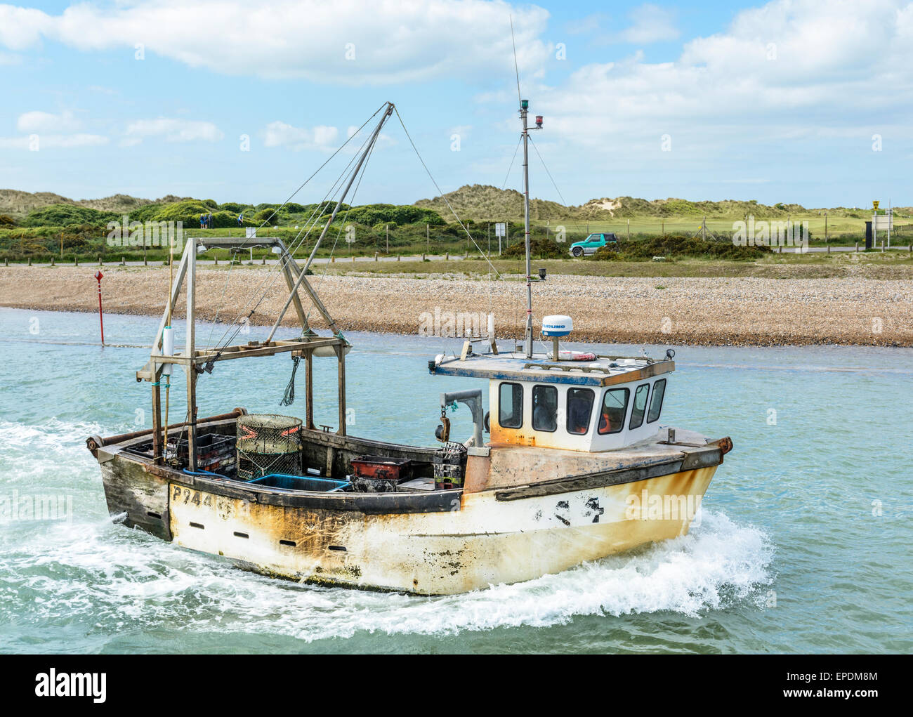 Rusty ancien bateau de pêche sur la rivière Arun à Littlehampton, West Sussex, Angleterre, Royaume-Uni. Banque D'Images
