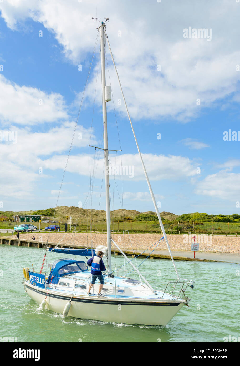 Petit yacht sur la rivière sans une voile. Banque D'Images