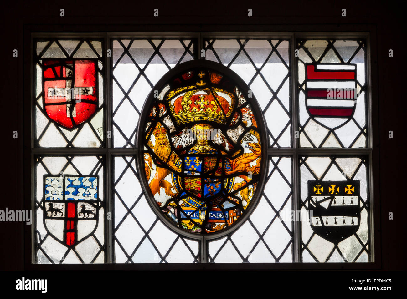 Royaume-uni, Angleterre, dans le Yorkshire. 16e. siècle vitraux illustrant l'héraldique de la famille. Banque D'Images