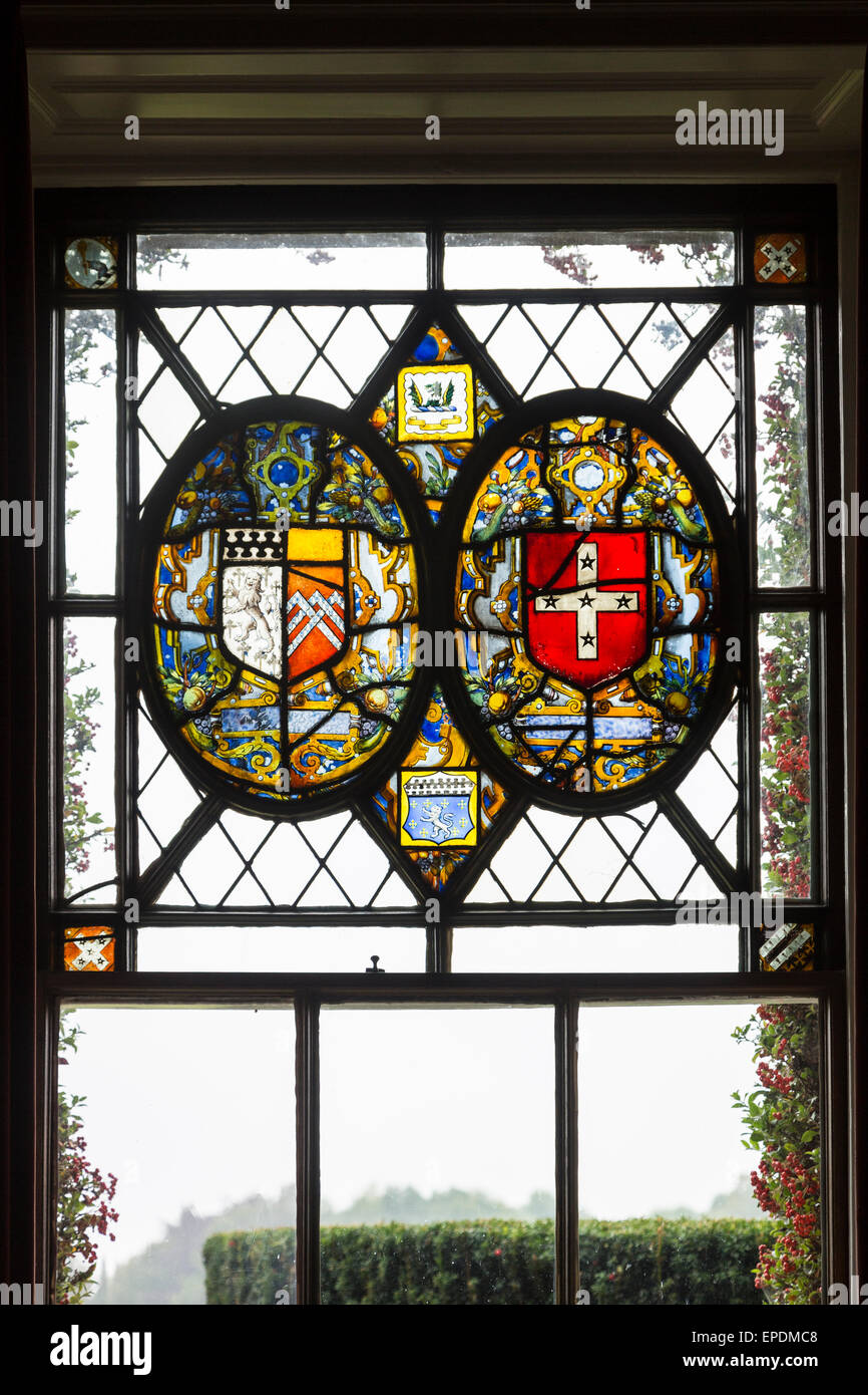 Royaume-uni, Angleterre, dans le Yorkshire. 16e. siècle vitraux illustrant l'héraldique de la famille. Banque D'Images