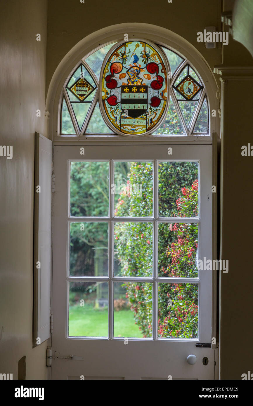 Royaume-uni, Angleterre, dans le Yorkshire. 16e. siècle vitraux illustrant l'héraldique de la famille. Banque D'Images