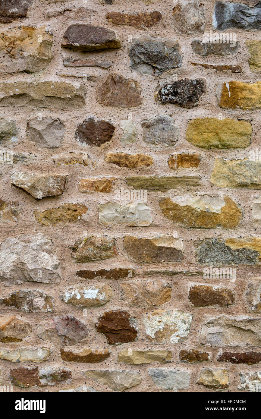 Royaume-uni, Angleterre, dans le Yorkshire. Travail de la pierre dans le mur d'un nouveau chalet Yorkshire. Banque D'Images