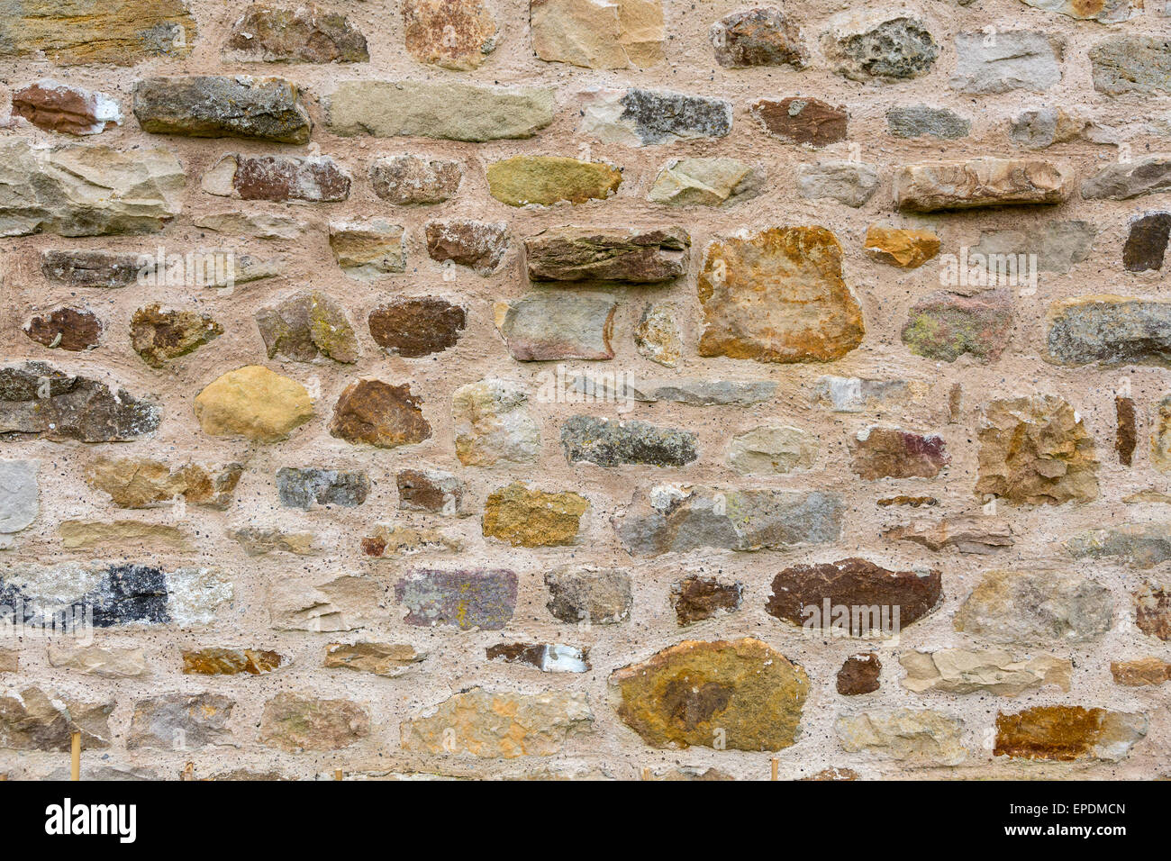 Royaume-uni, Angleterre, dans le Yorkshire. Travail de la pierre dans le mur d'un nouveau chalet Yorkshire. Banque D'Images