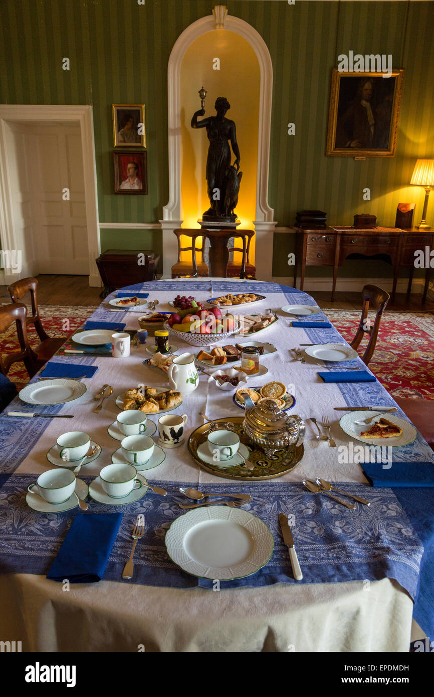 Royaume-uni, Angleterre, dans le Yorkshire. Set de table pour le thé l'après-midi dans une maison de campagne. Banque D'Images