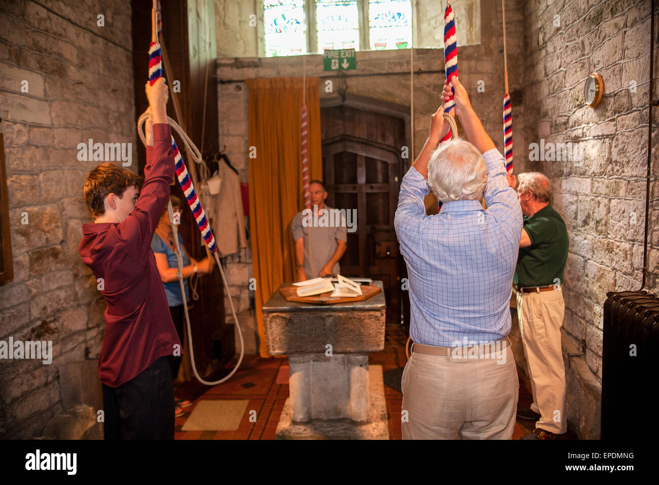 Sonnerie pour une cérémonie de mariage à l'église de la Sainte Rood, Shiilingstone village, Dorset, Angleterre. © Paul Quayle Banque D'Images