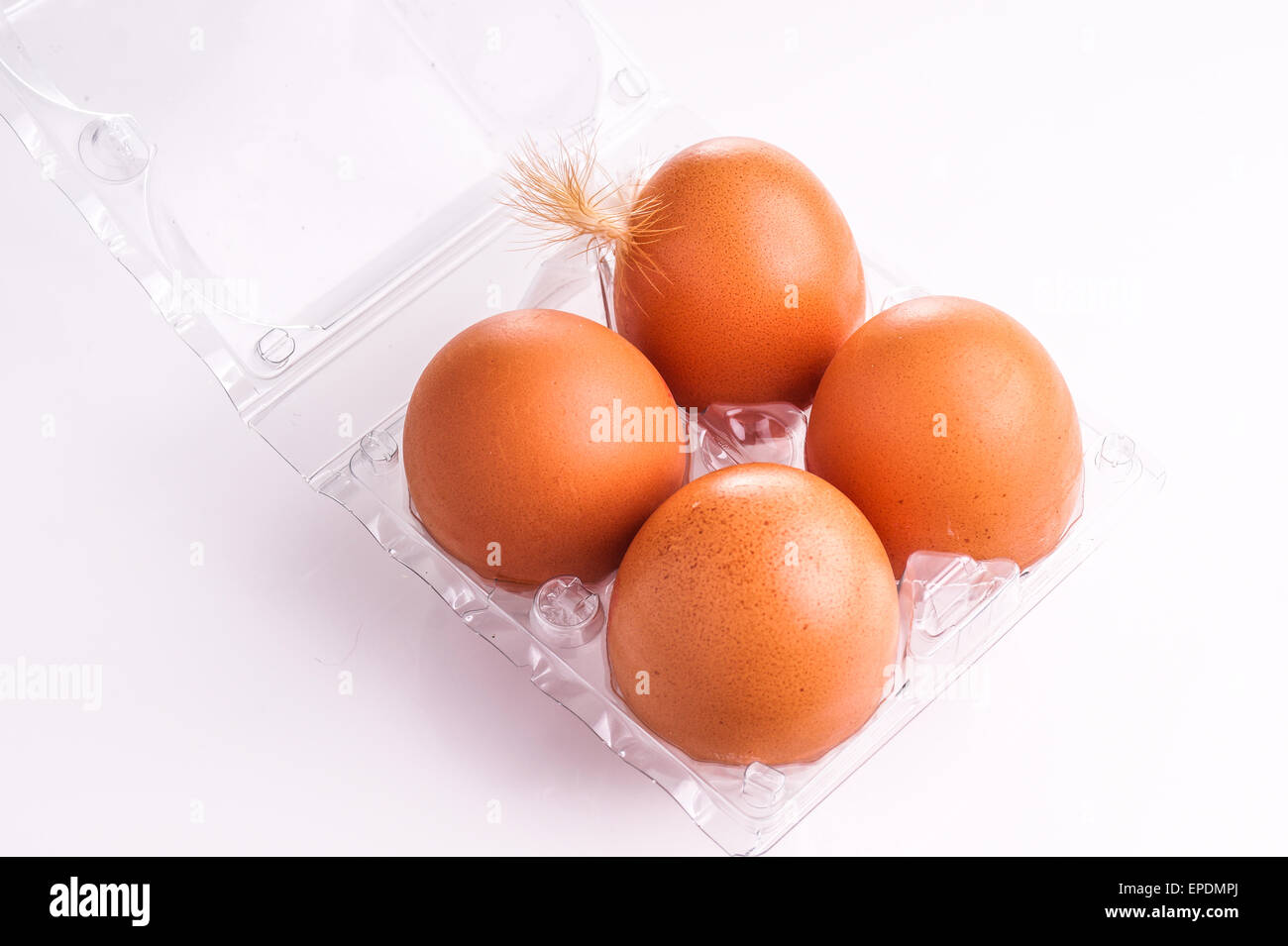 Bac d'oeufs avec quatre isolated on white Banque D'Images