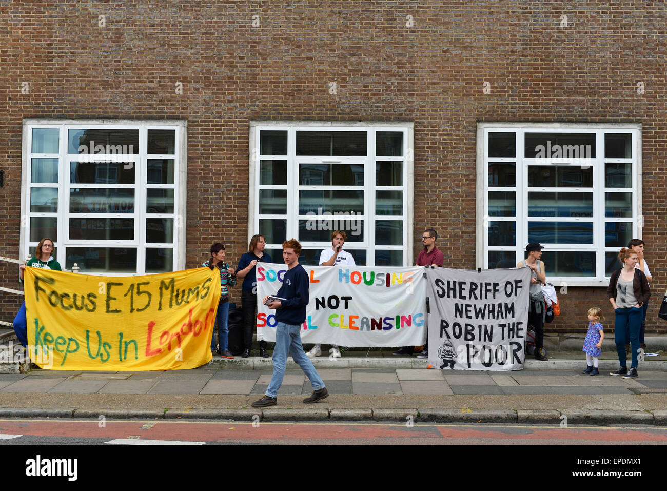 Focus E15 mères protester pour le logement social à l'avant de la Cour de comté de Stratford, Londres. Banque D'Images