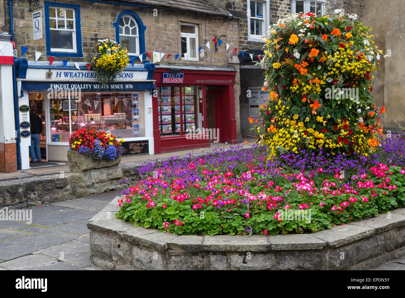 Royaume-uni, Angleterre, dans le Yorkshire, Campsites Canet-en-Roussillon. Place du Village, des fleurs, et des boutiques. Banque D'Images