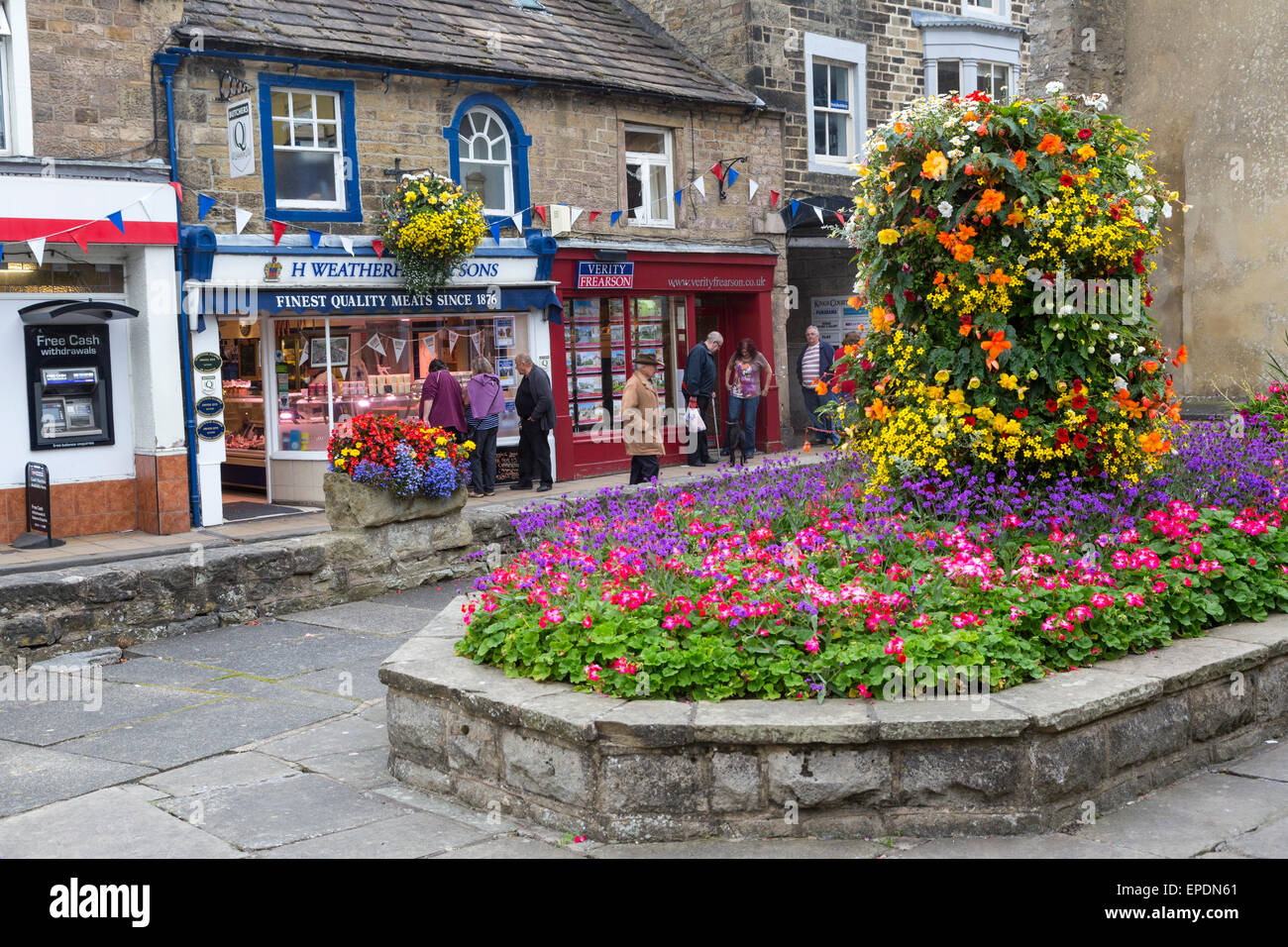 Royaume-uni, Angleterre, dans le Yorkshire, Campsites Canet-en-Roussillon. Place du Village, des fleurs, et des boutiques. Banque D'Images