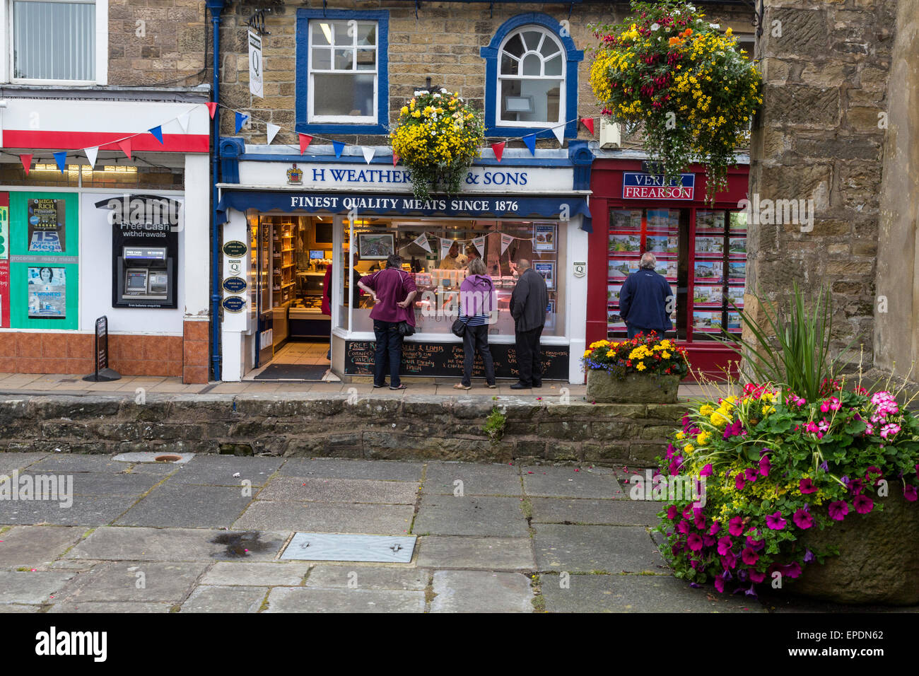 Royaume-uni, Angleterre, dans le Yorkshire, Campsites Canet-en-Roussillon. Boucherie et ATM Machine vu de la Place du Village. Banque D'Images