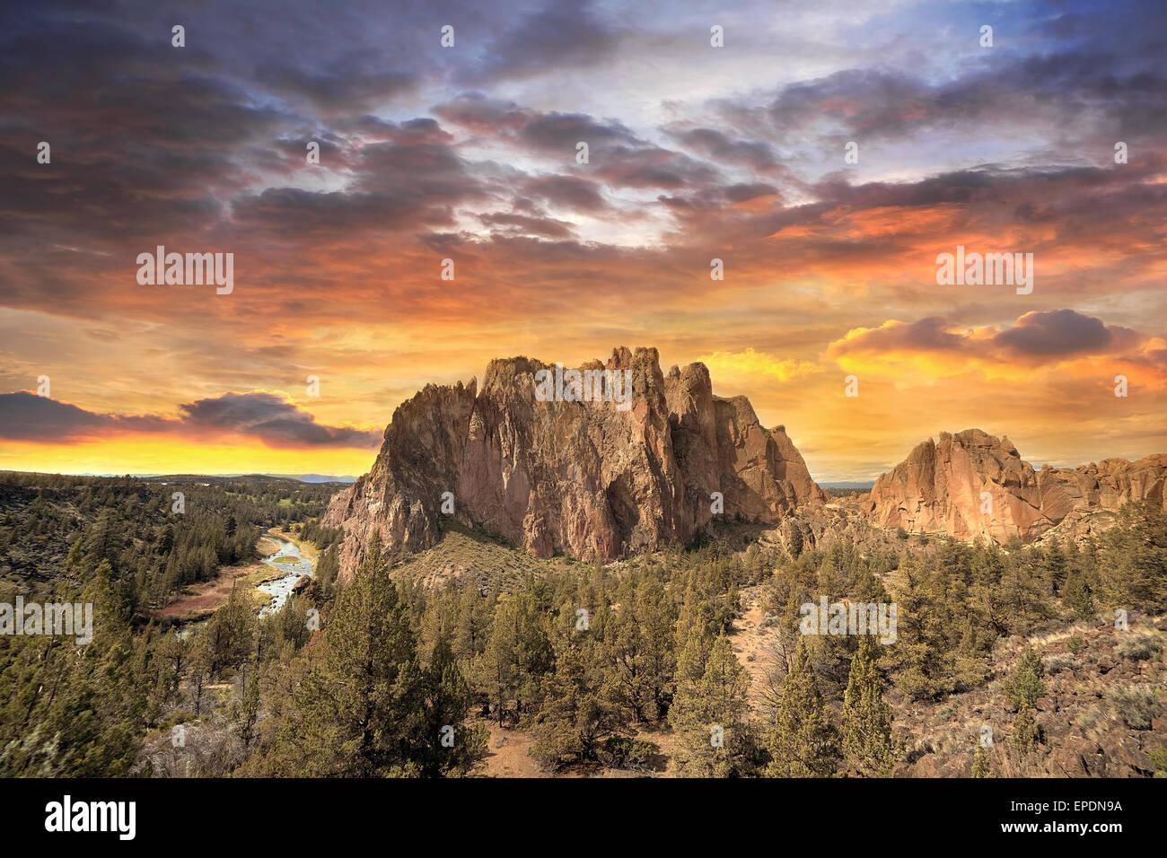 Coucher de soleil sur Smith Rock State Park dans le centre de l'Oregon Banque D'Images