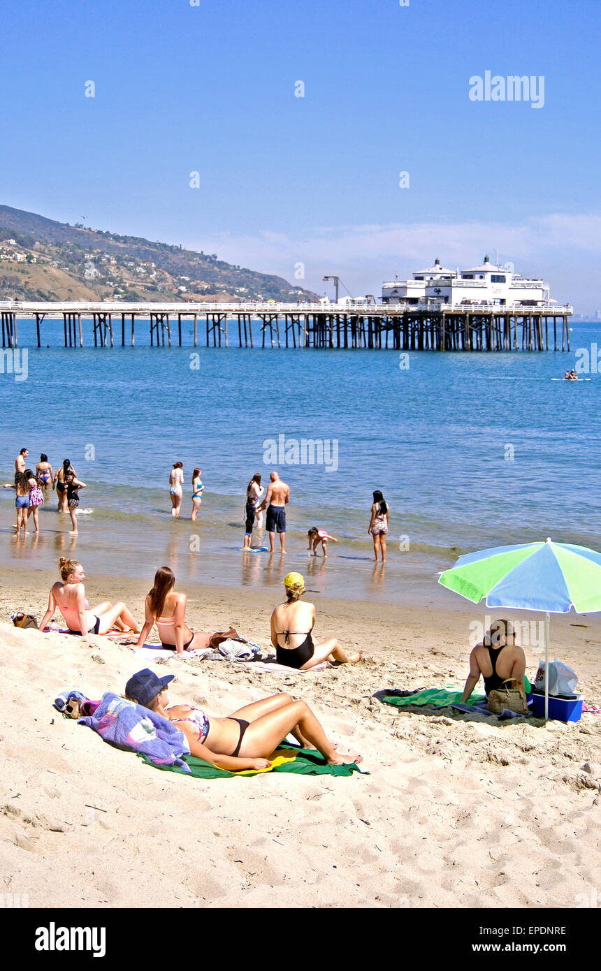 Le soleil vous détendre sur la plage de sable de Malibu en Californie Banque D'Images